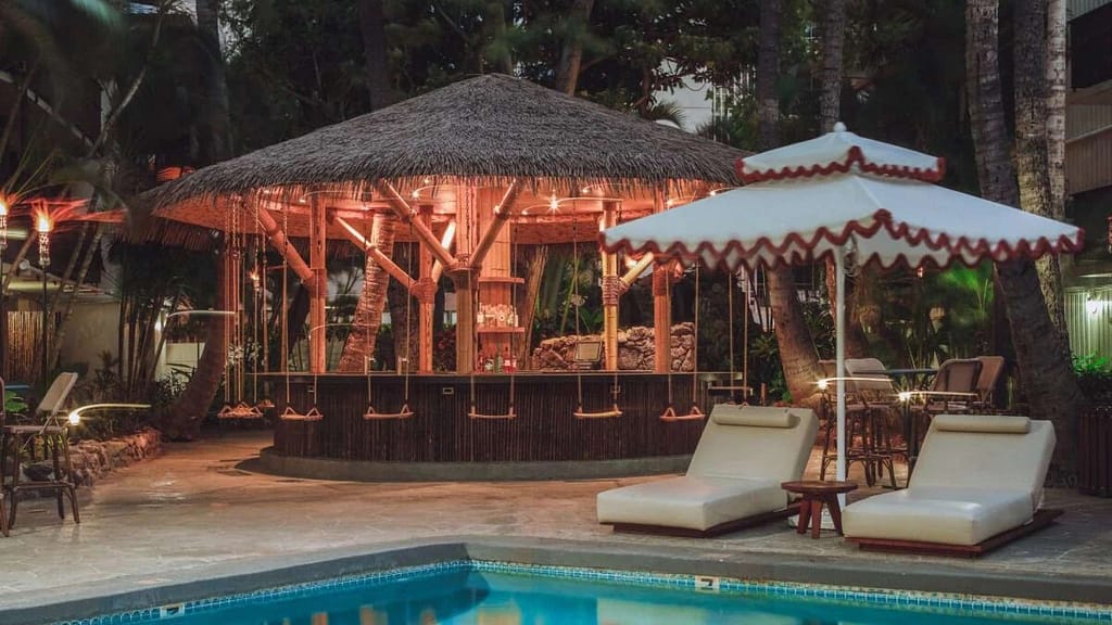 Makai Retreat circular bar by the pool