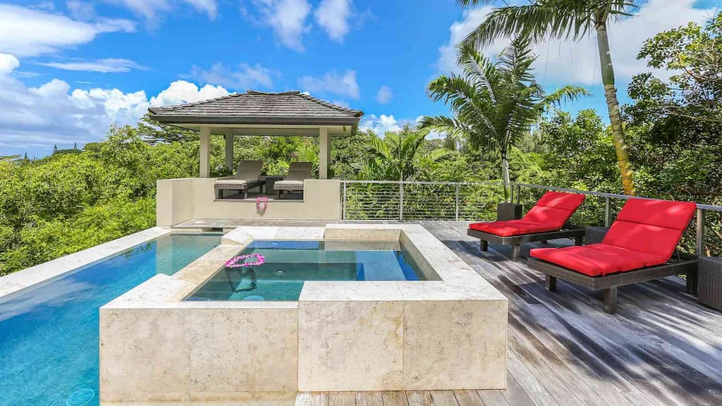 A luxury vacation rentals pool in Princeville Hawaii